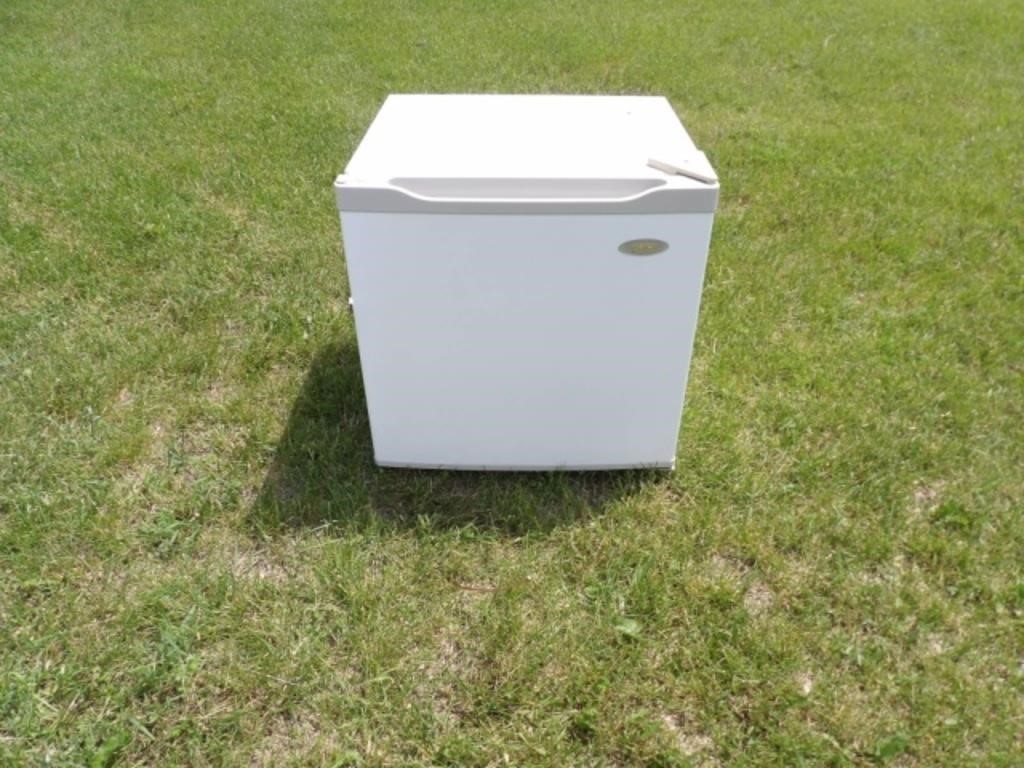 Haier HSW02 Mini Fridge 19.5x18x19.5