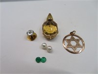 DIAMOND PIN, 2 PENDANTS, 2 LOOSE PEARLS & EMERALDS