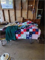 Quilt, linens (tablecloth, throw blanket)