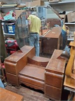 4 Drawer Vtg. Vanity w/Large Round Mirror