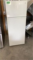 GE Refrigerator Freezer 23” W x 25” D x 59” T