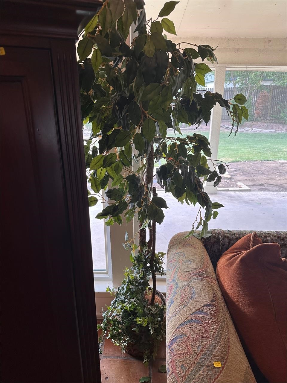 Decor tree in basket