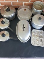 Miscellaneous lot of pots and pans