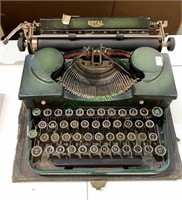 Antique Royal typewriter, in a nice forest green
