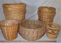 LOT - BASKETS AND HAMPERS