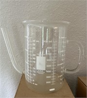 Graduated beaker with spout