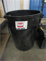 32 gallon Rubbermaid trash cans
