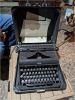 Vtg Royal Manual Typewriter with carry case (cute)