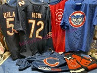 Vtg Chicago Bears & Cubs attire (different sizes)