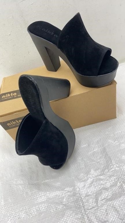 Women’s black suede 4in heels size 8