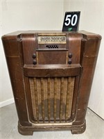 Vintage 1940’s Philco Radio