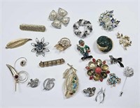 Huge Lot of Unsigned Vintage Assorted Brooches