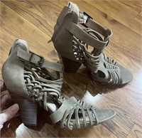 C10)  Woman’s heels, size 9, like new!