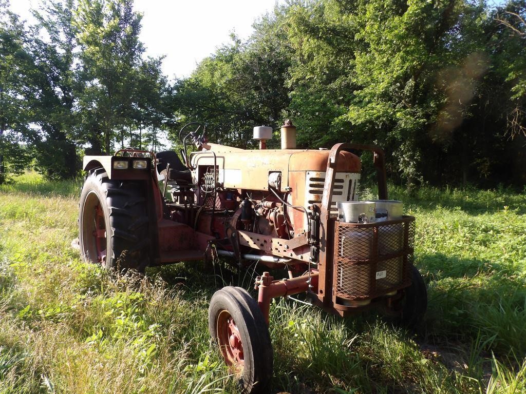 Farmall 400 LP wide front end tractor