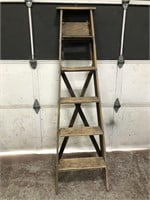 6' WOOD STEP LADDER WITH PAINT TRAY