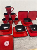 Beautiful Mainstays set of black and red dishes