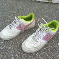 Low cut nike air force one shows size 9.5