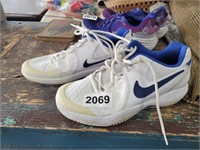 BLUE AND WHITE NIKES SIZE 8.5