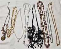 T - LOT OF COSTUME JEWELRY NECKLACES (W6)