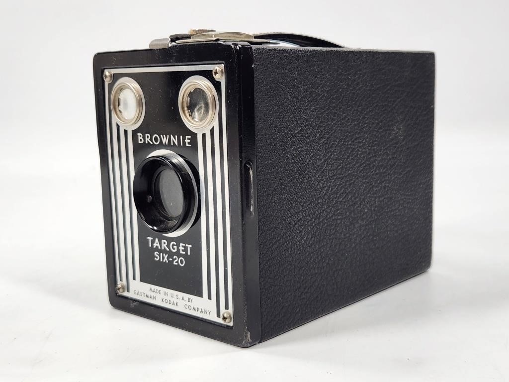 ANTIQUE BROWNIE TARGET SIX-20 BOX CAMERA