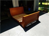 Sleigh bed. Full double. 59x82x40.