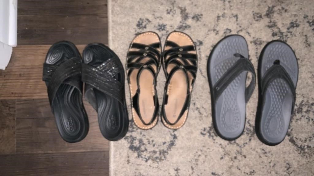 3 pairs of women’s sandals size 9 and 8