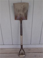 F1) Razorback T Handle Square Shovel, crack in