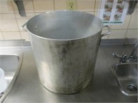 LARGE STOCK POT