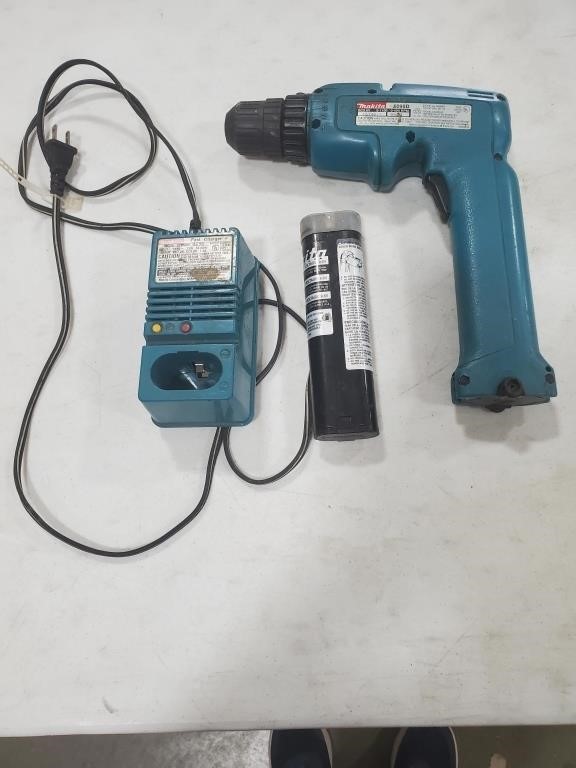 Makita 6095D Drill with battery and charger,