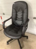 Good condition office armchair on wheel