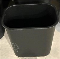 RUBBERMAID WASTE BASKETS 5 IN LOT RUBBERMAID WASTE