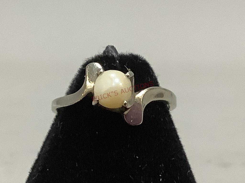 15 Karat White Gold Ring with Pearl