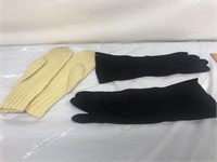 Pair of early mittens and early women’s gloves