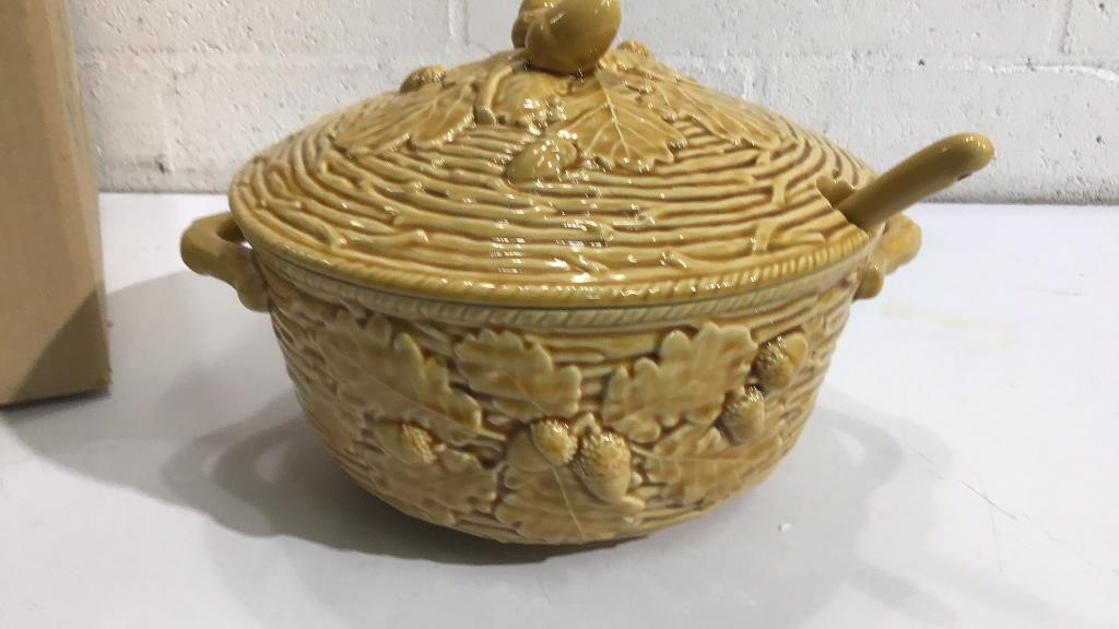 New Harry & David Soup Tureen S12B