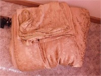 Queen size comforter & pillow shams
