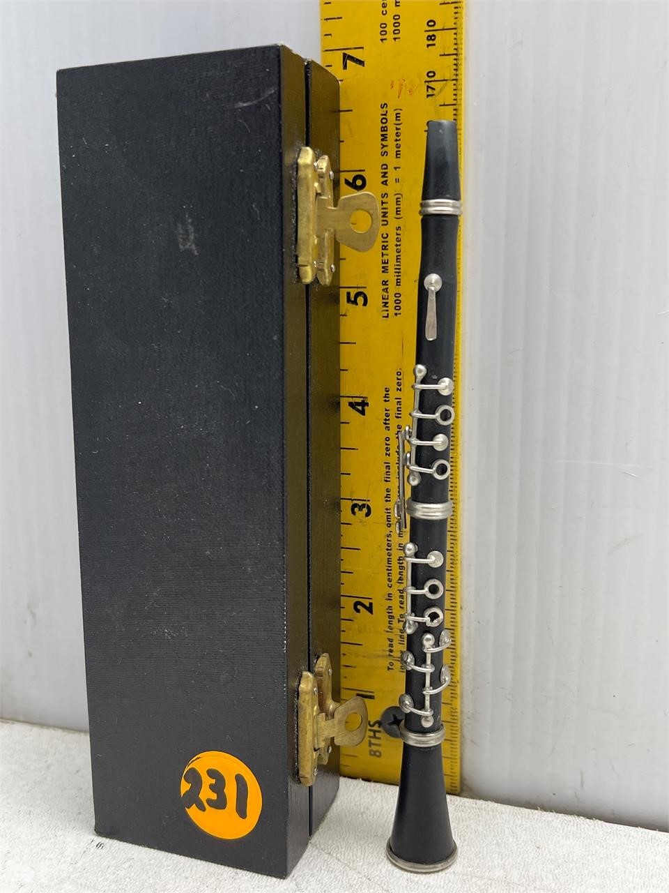 6" CLARINET DISPLAY IN CASE