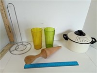 Paper Towel Stand, Plastic Tumblers, Strainer