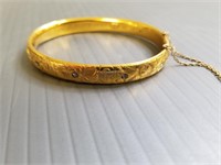 14K gold hinged bangle bracelet set with diamonds