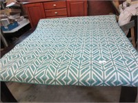 5'x8' Outdoor Rug (New) Teal/White