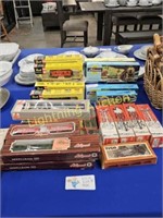 AN ASSORTMENT OF HO SCALE TRAINS AND ACCESSORIES