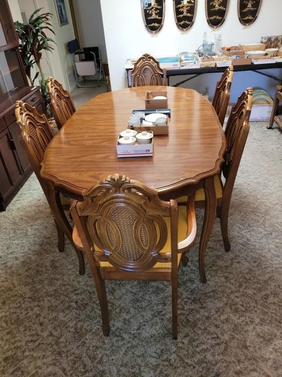 OVAL WOOD DINING TABLE & 6 CHAIRS W/ LEAF