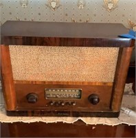 Antique RCA victor radio