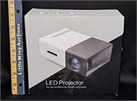 Mini LED PROJECTOR w remote-New