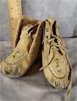 NATIVE AMERICAN  BEADED YOUTH MOCCASINS