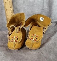 NATIVE AMERICAN  BEADED YOUTH MOCCASINS