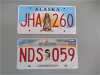 2 License Plates / Plaques d'immatriculation