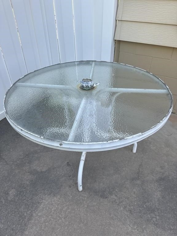 Round patio table