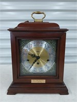 Howard Miller mantle clock with key 15x10x7