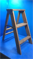 Wood stepladder