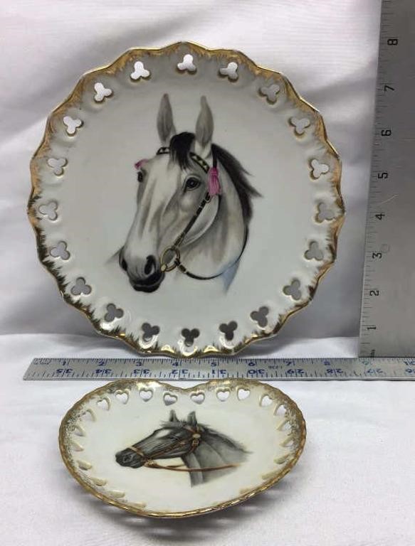 C1) TWO DECORATIVE HORSE PLATES, NO FLAWS